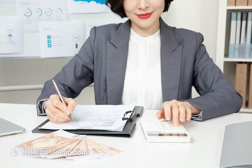 商务女性会计的工资发放流程与职业素养
